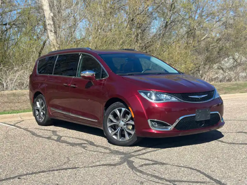 2017 Chrysler Pacifica Limited's photo