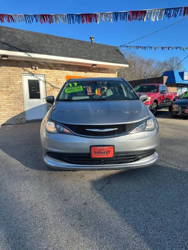 2017 Chrysler Pacifica LX's photo