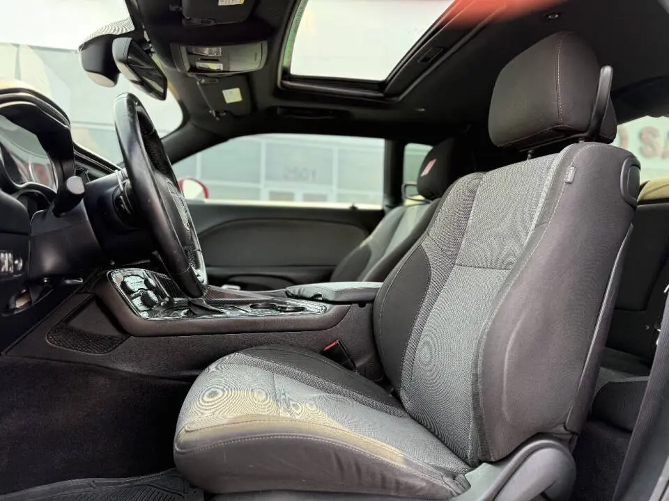 2016 Dodge Challenger SXT photo 5