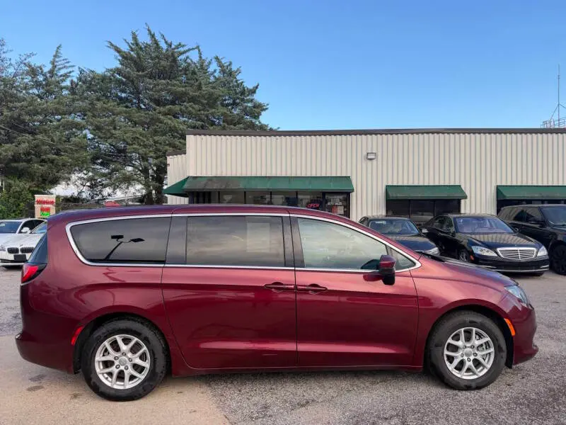 2017 Chrysler Pacifica Touring photo 5