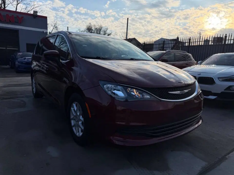 2018 Chrysler Pacifica LX photo 3