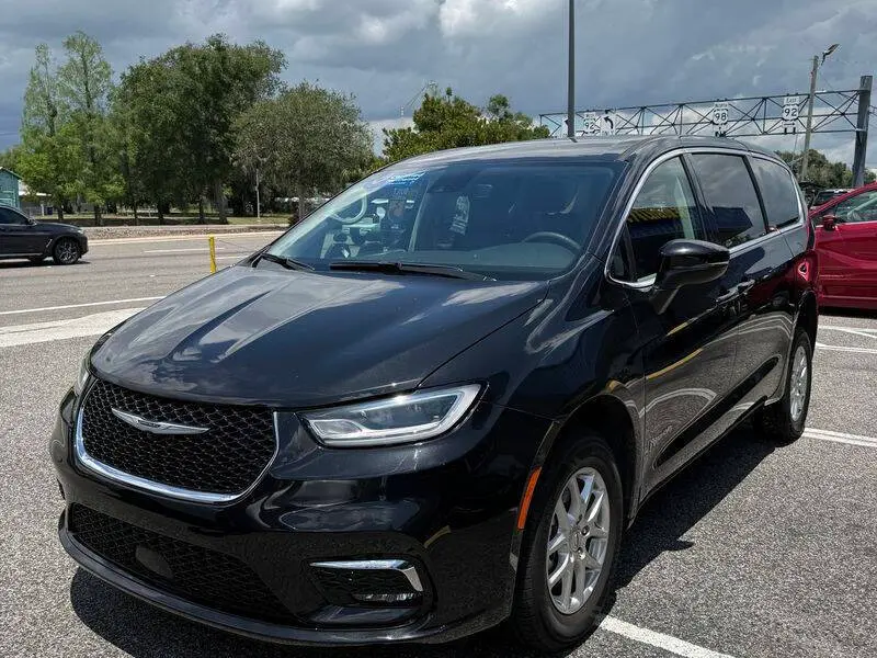 2025 Chrysler Pacifica Select photo 5