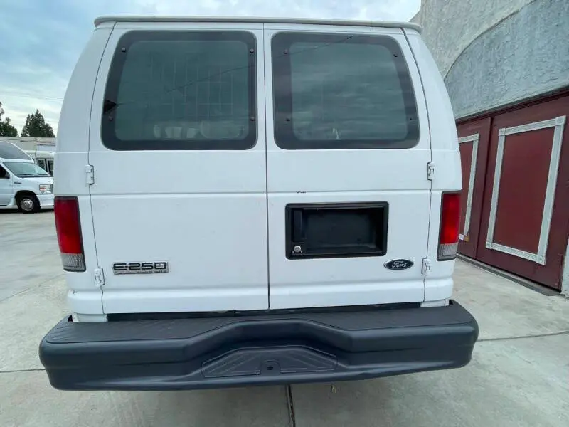 2010 Ford E-Series E-250 Van photo 5
