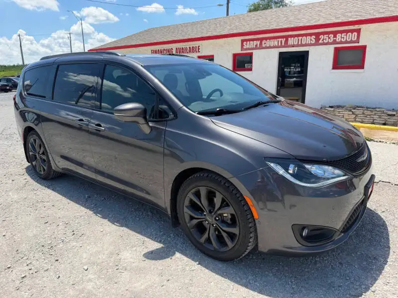 2018 Chrysler Pacifica Limited photo 1