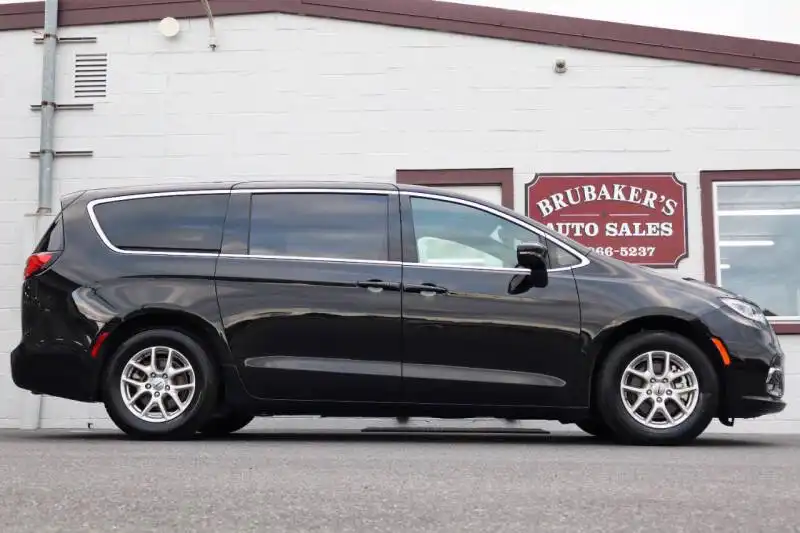2025 Chrysler Pacifica Select's photo