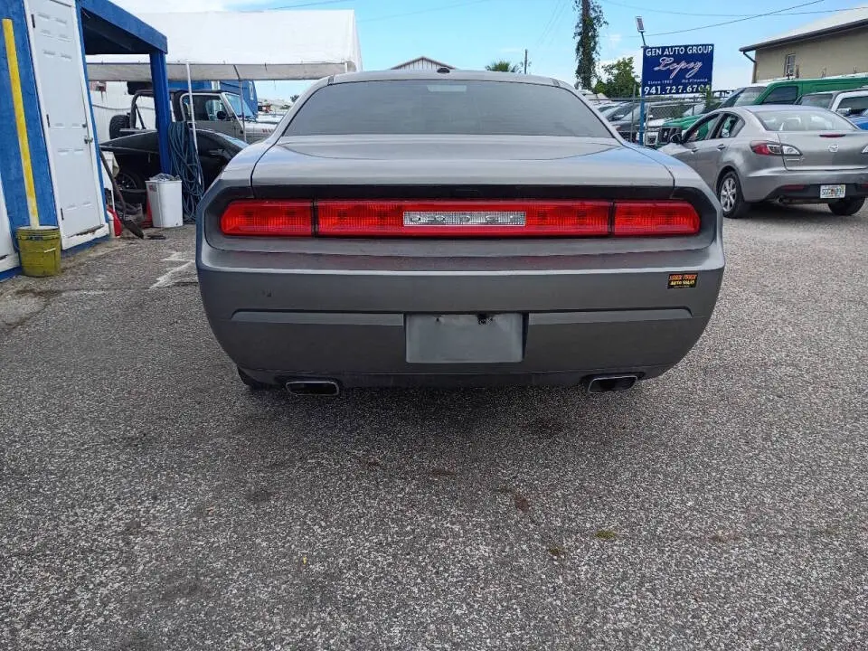 2012 Dodge Challenger SXT photo 5
