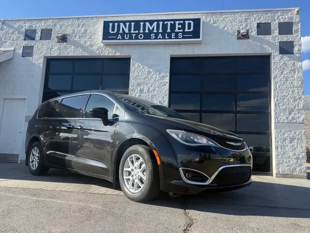 2017 Chrysler Pacifica Touring Plus photo 3
