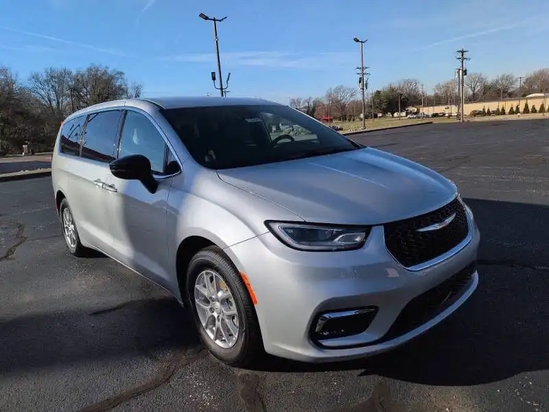 2026 Chrysler Pacifica Select's photo