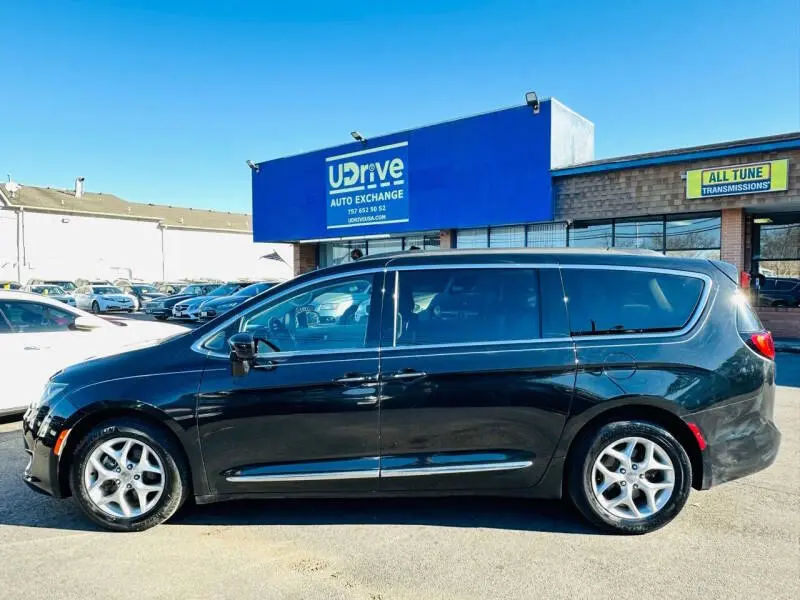 2017 Chrysler Pacifica Touring-L photo 5