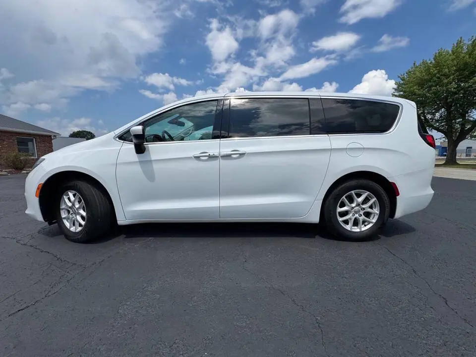 2017 Chrysler Pacifica LX photo 3