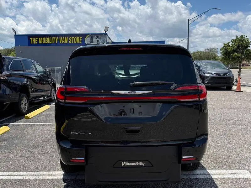 2025 Chrysler Pacifica Select photo 4