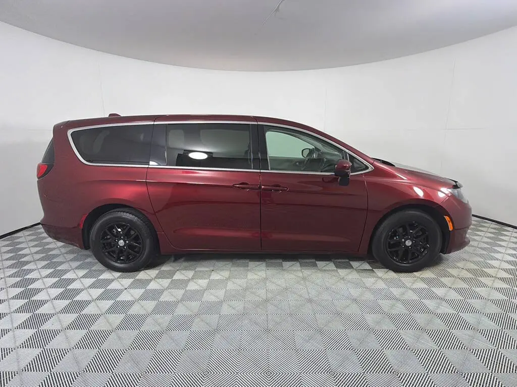 2019 Chrysler Pacifica LX photo 4
