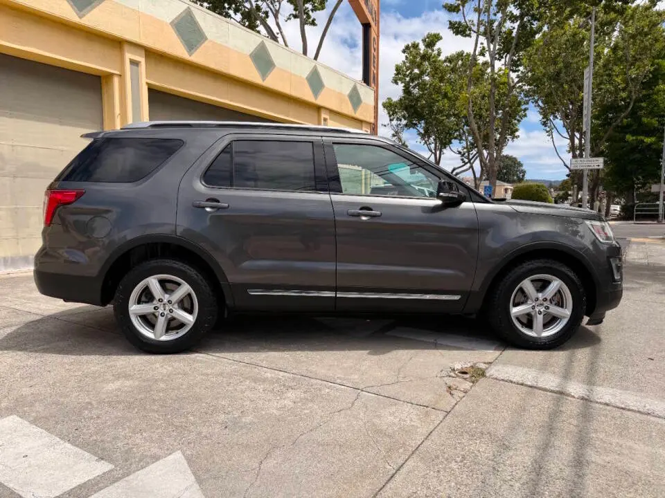 2017 Ford Explorer XLT 4WD photo 4