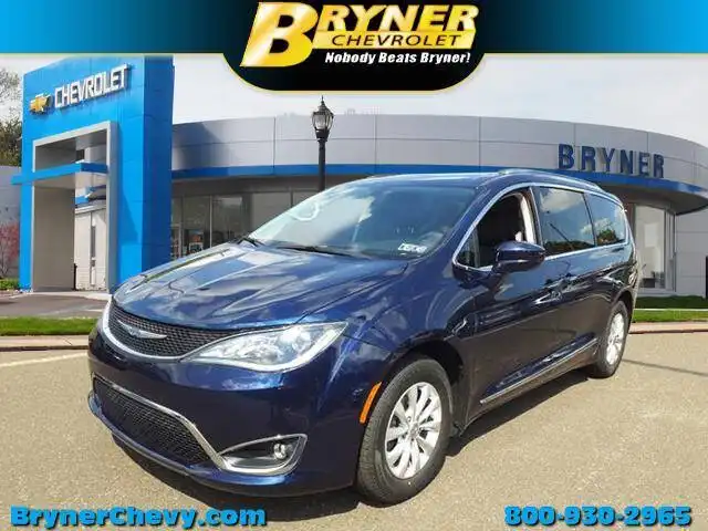 2019 Chrysler Pacifica Touring L's photo