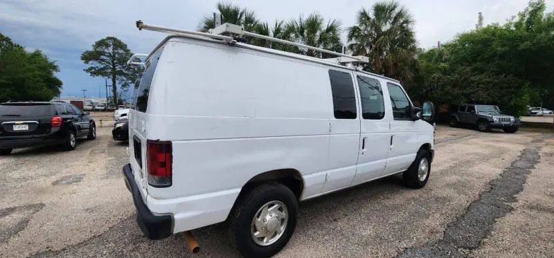 2010 Ford E-Series E-250 Van photo 4