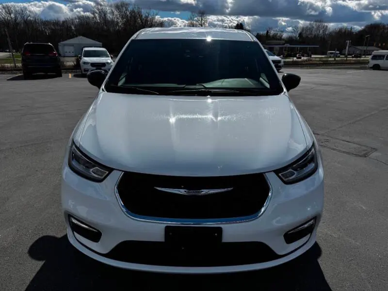 2025 Chrysler Pacifica Select photo 5
