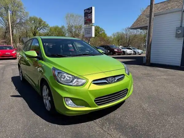 2012 Hyundai Accent SE 5-Door 6-Speed Manual's photo