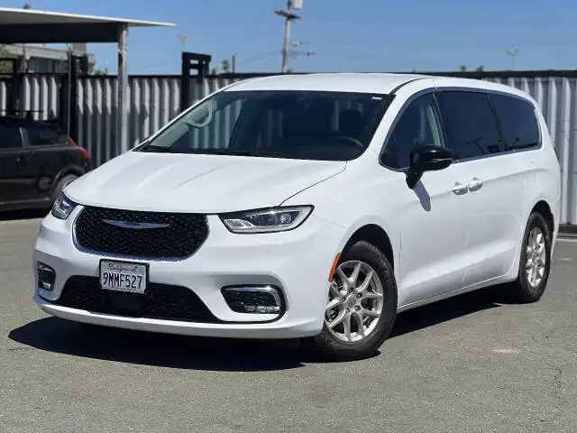 2024 Chrysler Pacifica Touring L's photo