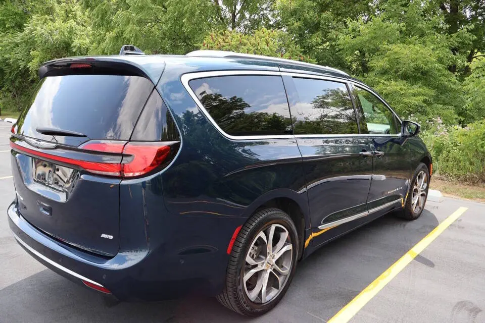 2024 Chrysler Pacifica Pinnacle AWD photo 5