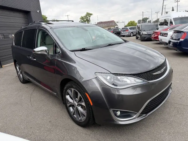 2017 Chrysler Pacifica Limited photo 3
