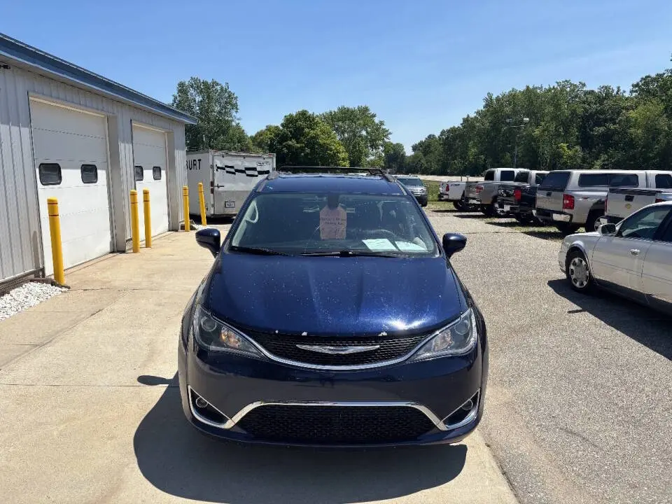 2018 Chrysler Pacifica Touring Plus photo 3