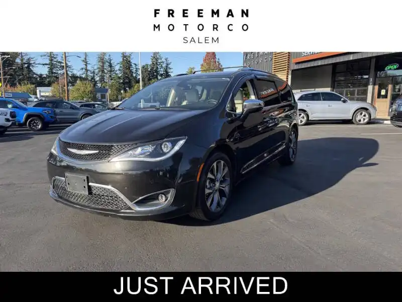 2017 Chrysler Pacifica Limited's photo