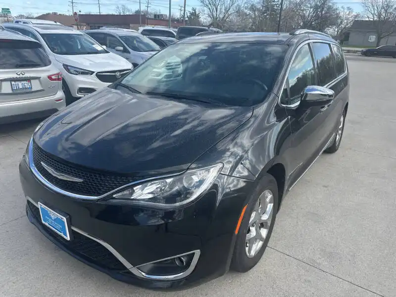 2017 Chrysler Pacifica Limited's photo