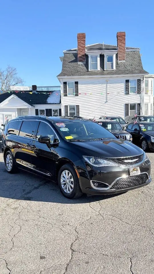2018 Chrysler Pacifica Touring L photo 3