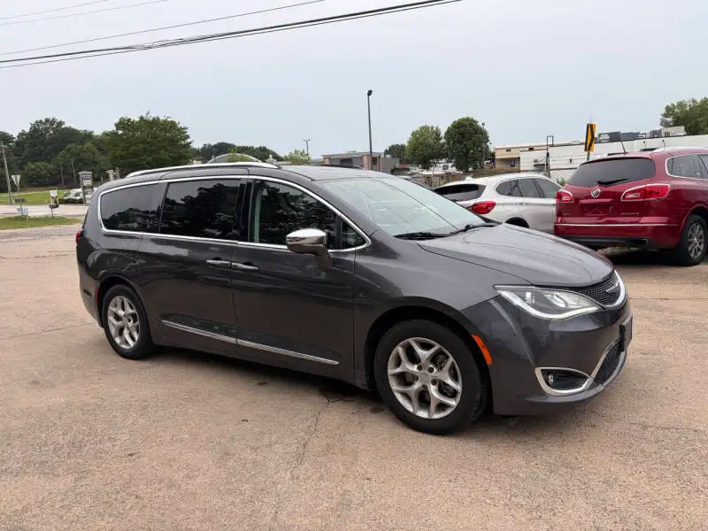 2020 Chrysler Pacifica Limited's photo