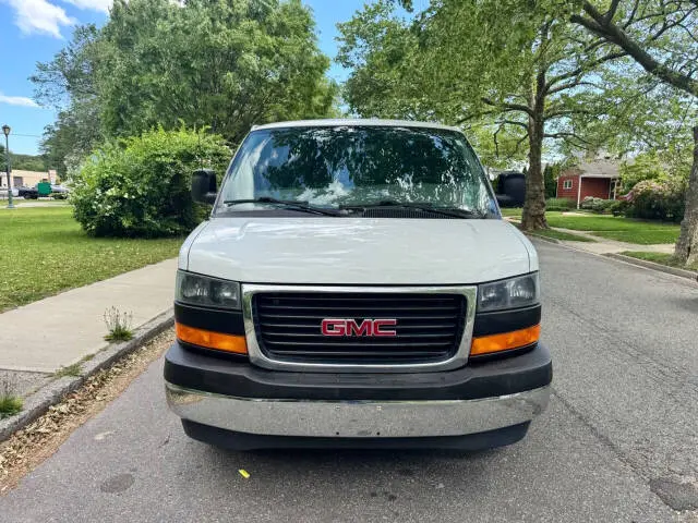 2017 GMC Savana 2500 photo 3