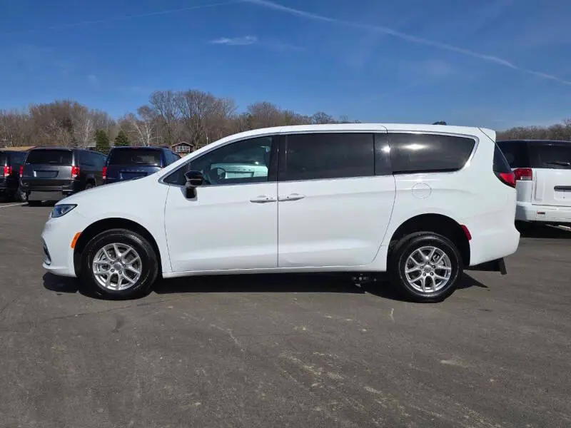 2025 Chrysler Pacifica Select photo 5