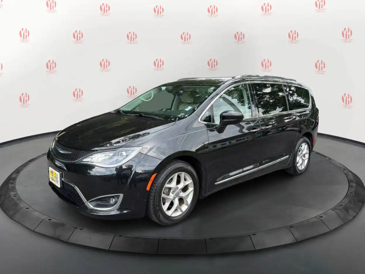 2018 Chrysler Pacifica Touring L Plus's photo