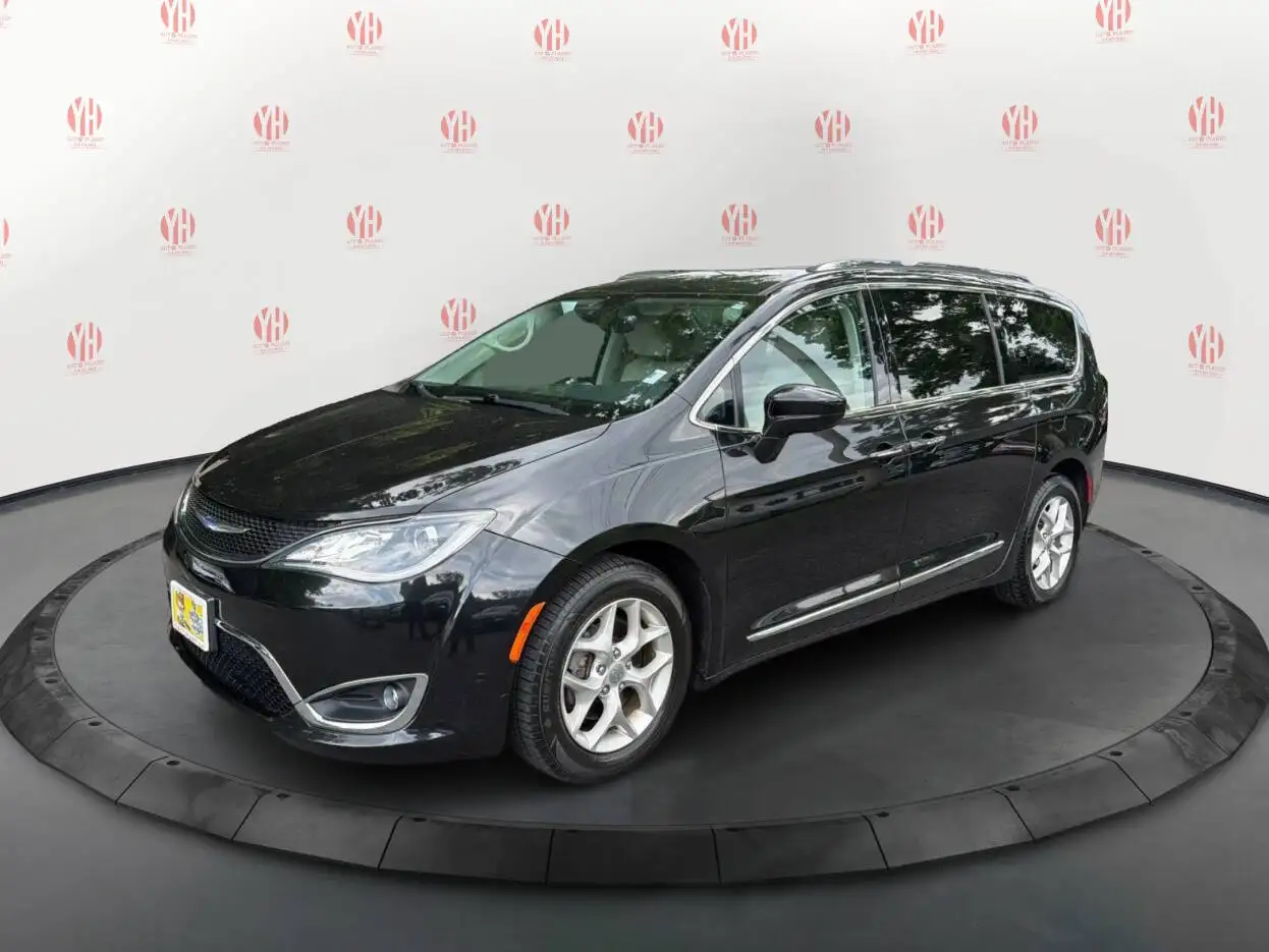 2018 Chrysler Pacifica Touring L Plus's photo