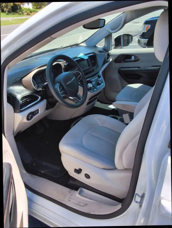 2017 Chrysler Pacifica LX photo 4