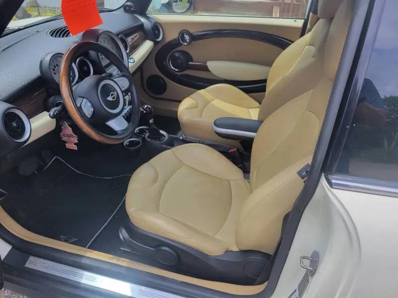 2010 MINI Cooper Base photo 5