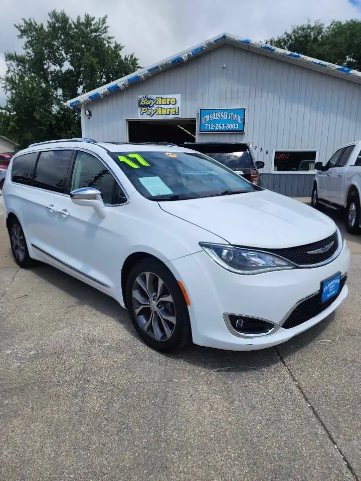 2017 Chrysler Pacifica Limited photo 1