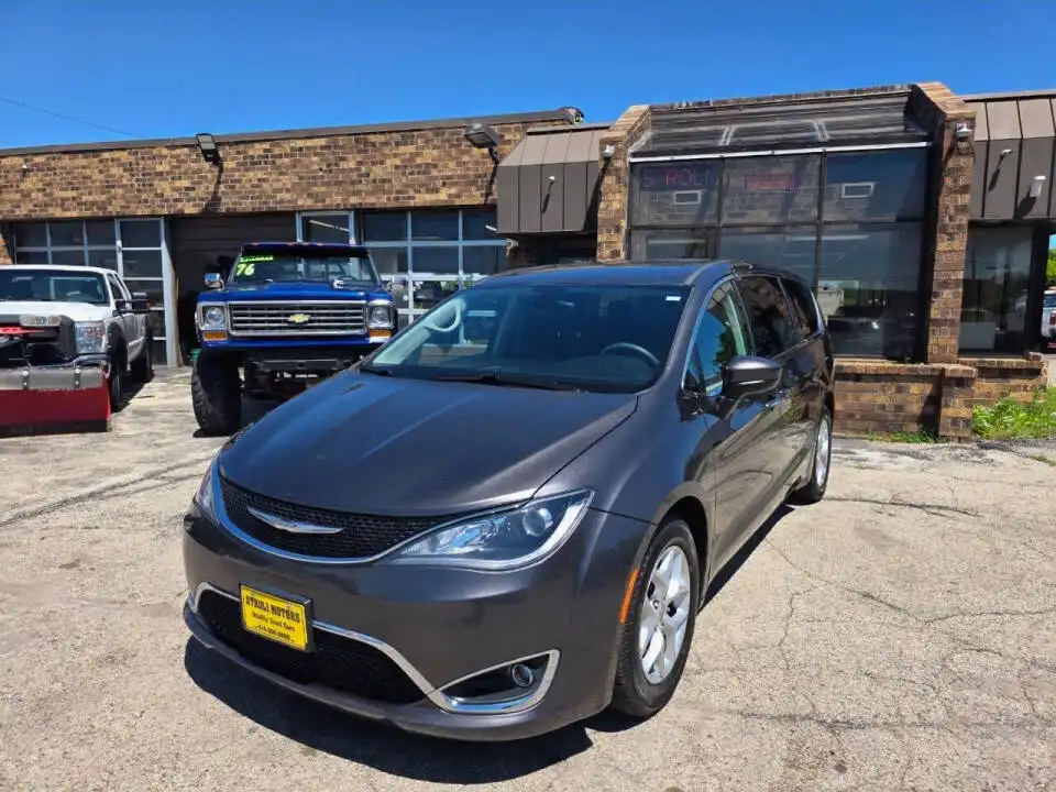 2017 Chrysler Pacifica Touring Plus's photo