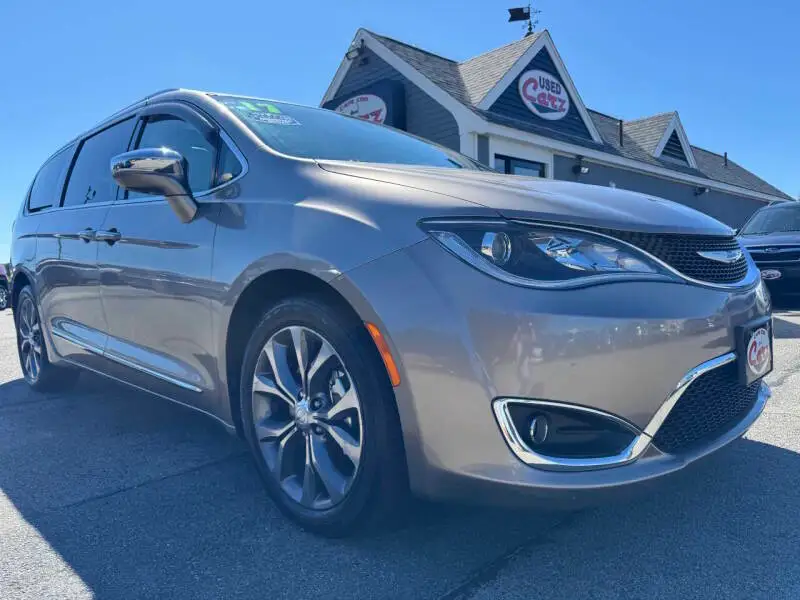 2017 Chrysler Pacifica Limited photo 1