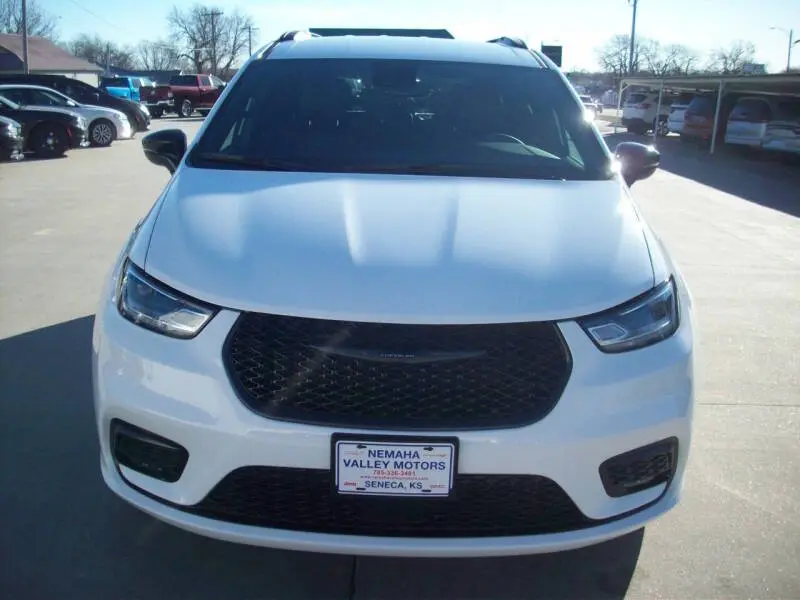 2026 Chrysler Pacifica Select photo 3