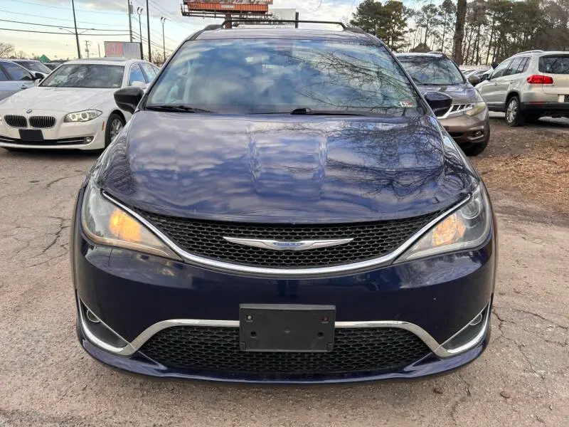 2017 Chrysler Pacifica Touring-L photo 4