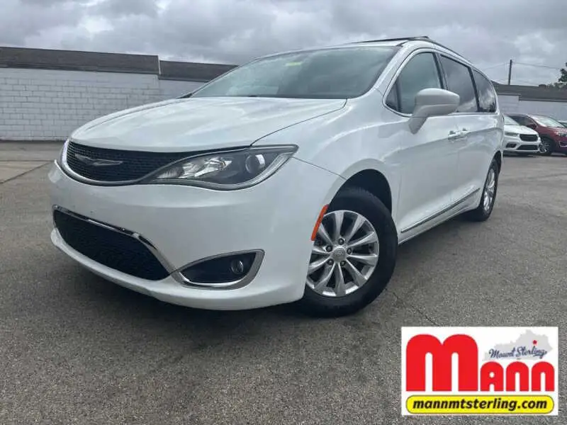 2017 Chrysler Pacifica Touring-L photo 1