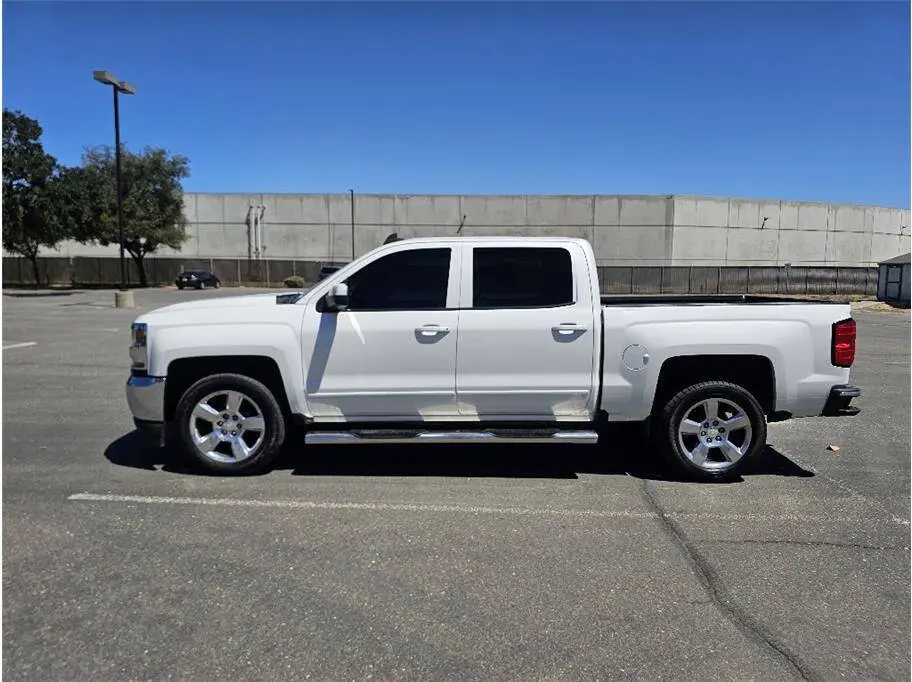 2017 Chevrolet Silverado 1500 LT Crew Cab Short Box photo 5