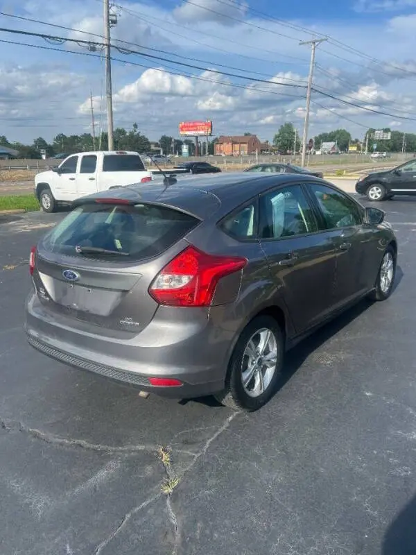 2013 Ford Focus SE Hatchback 5-Door photo 4