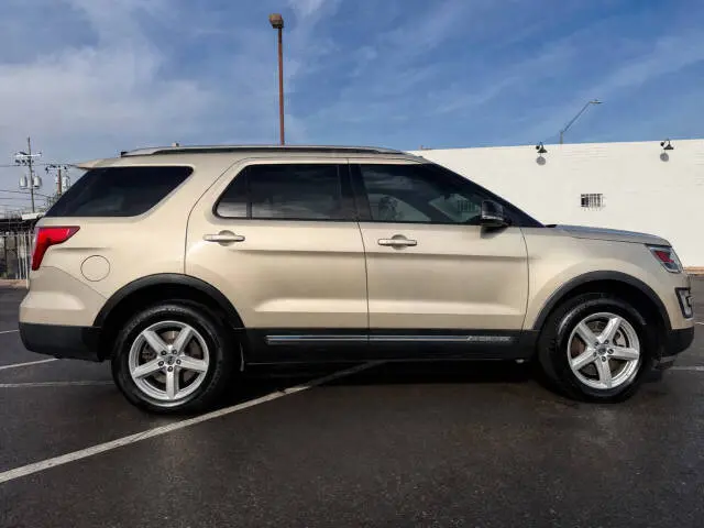 2017 Ford Explorer XLT 4WD photo 3