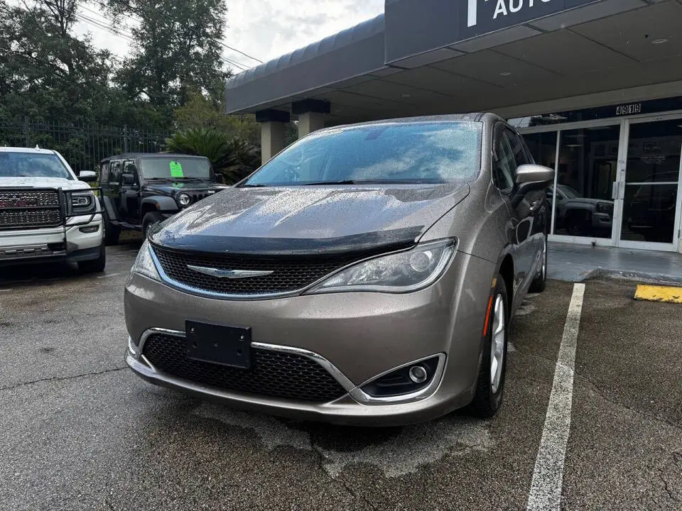 2017 Chrysler Pacifica Touring Plus photo 3