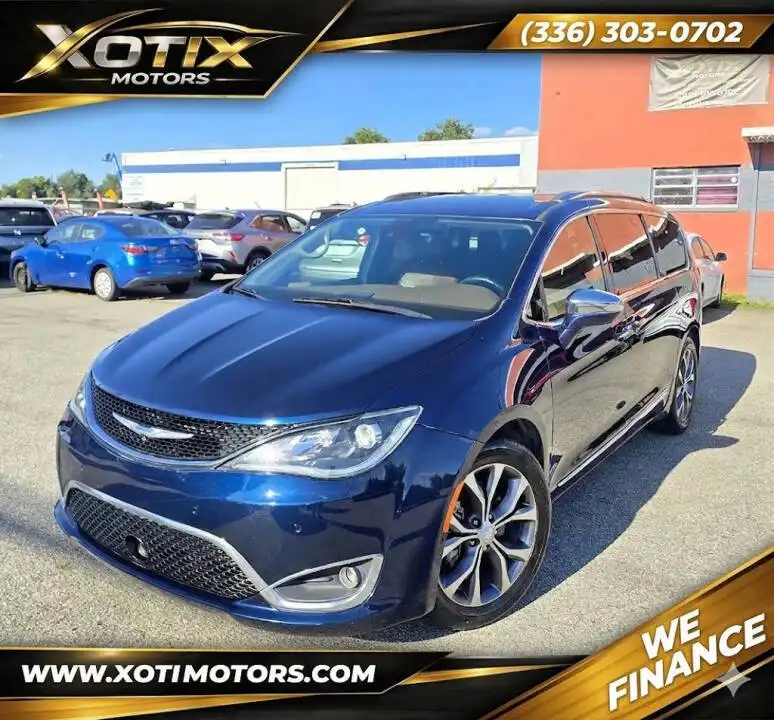 2018 Chrysler Pacifica Limited's photo