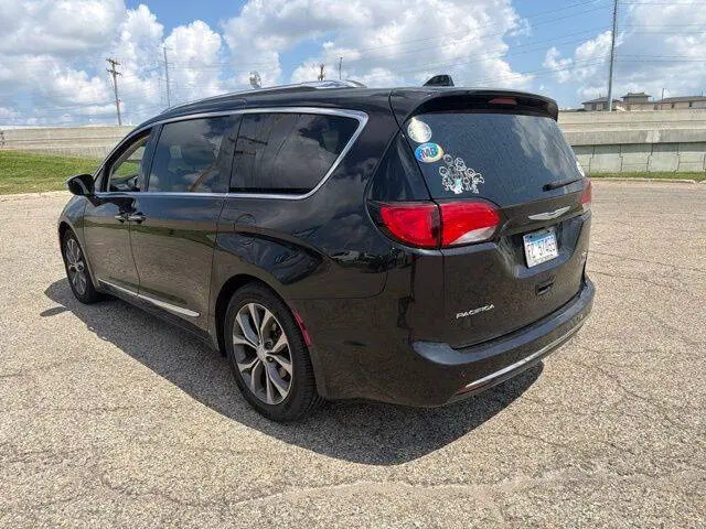 2017 Chrysler Pacifica Limited photo 4