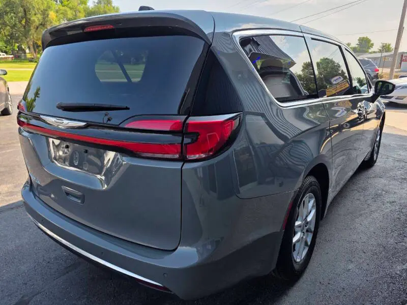 2025 Chrysler Pacifica Select photo 3