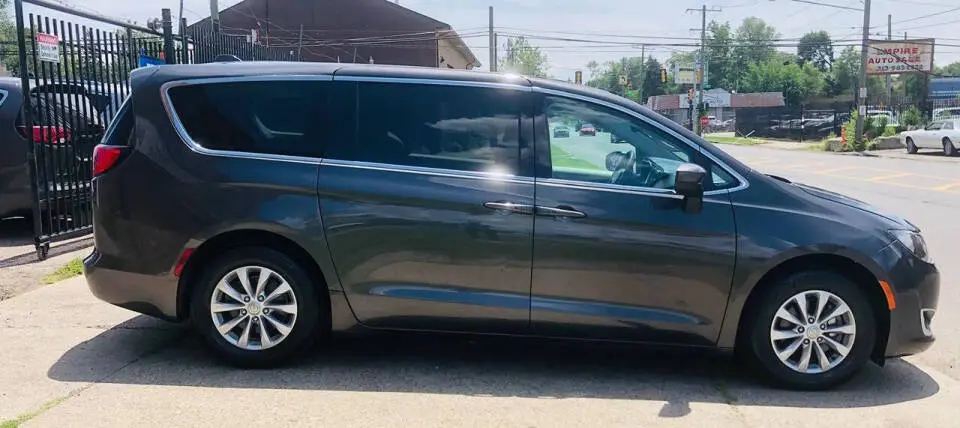 2017 Chrysler Pacifica Touring photo 5