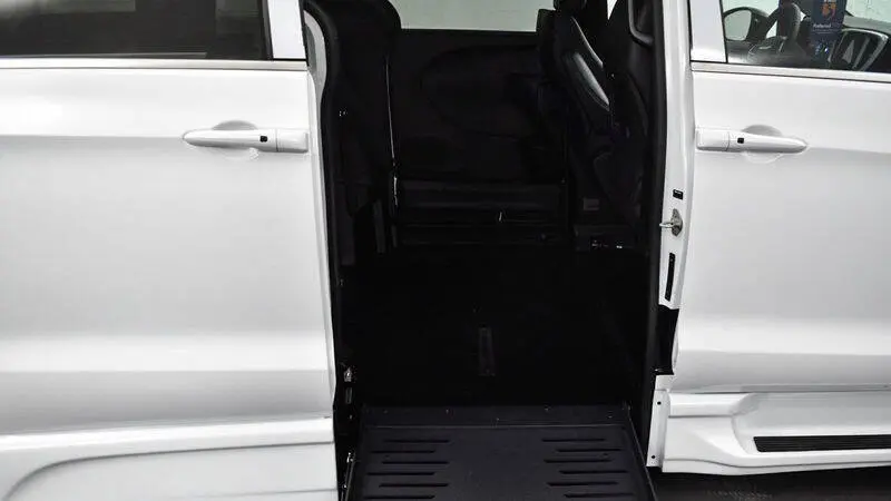 2025 Chrysler Pacifica Select photo 4